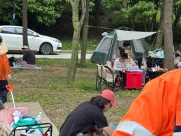 宋宁峰出轨风波后公园露面！长发好邋遢、胳膊疑有伤狗仔喊话要曝更多黑料